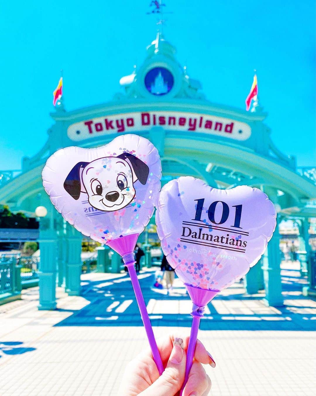 中島奈津希のインスタグラム：「🐶💜🐶﻿ ﻿ ﻿ ﻿ ﻿ ﻿ 今日から新発売の﻿ #101匹わんちゃん の﻿ #手持ちバルーン 🐶💜🐶(¥500)﻿ ﻿ ﻿ 少し透け感があって﻿ 中のハートをシャカシャカ？出来るよ🥺💜💜💜﻿ 意外とちゃんとシャカシャカと音がなるから﻿ また動画載せるね！笑﻿ ﻿ ﻿ ﻿ ﻿ ﻿ ﻿ ﻿ ミキミニのハートの手持ちバルーンも﻿ まだまだ元気だから﻿ この子も長生きしてくれることを祈ろう🥺💜💜💜﻿ ﻿ 実は3枚目、﻿ 後ろにパープルの#リゾラ が走ってるの🚄💭💜💜💜﻿ ﻿ ☁️☁️☁️☁️☁️☁️☁️☁️☁️☁️☁️☁️☁️☁️☁️☁️﻿ #disneysisters_jp ←#中島姉妹 ディズニーまとめ👭🏻﻿ #東京ディズニーランド ﻿ #ディズニーグッズ#ディズニーランド#ディズニーシー#ミッキーバルーン#ディズニーバルーン　﻿ #ディズニーバウンド」