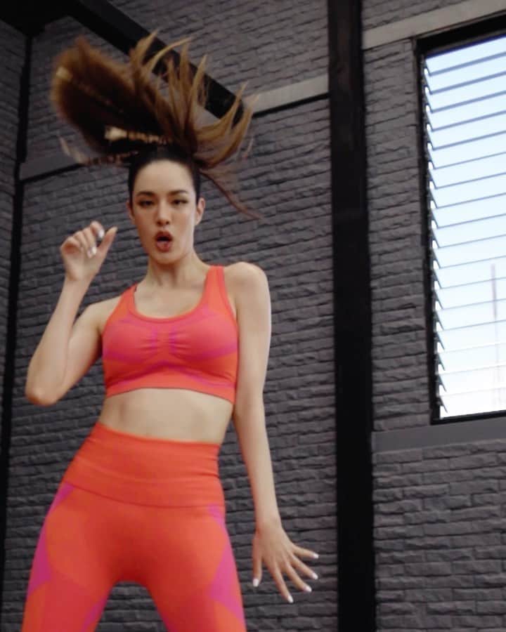 グレース＝カンクラオのインスタグラム：「Watch me move! @adidasthailand 🤜🏻🤛🏻 @yogawithvarisa ส่งคำท้ามาขนาดนี้ ก็จัดให้ไม่มีแผ่วค้า @sabinameisinger รับไม้ต่อMoveไปด้วยกันเลยยย!  และขอเชิญเพื่อนๆ มา Move พร้อมๆ กันไปกับ #WatchUsMove นะคะ #Formotion #adidasThailand #adidasWomen #adidasTraining @adidasThailand @adidasWomen」