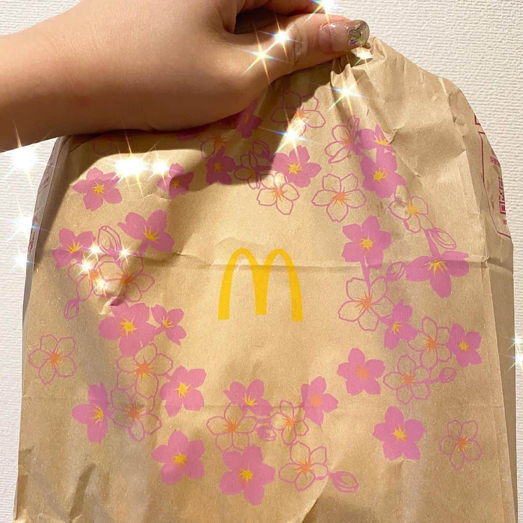 夏焼雅のインスタグラム：「𝙎𝙥𝙧𝙞𝙣𝙜 𝙝𝙖𝙨 𝙘𝙤𝙢𝙚🌸🌸🌸  💗🌸💗🌸💗🌸💗🌸💗🌸💗  @mcdonaldsjapan 🌸🍔🌸🍟🌸 new👉🏻チョコいちごパイうま！！🍫🍓🥧🤤」