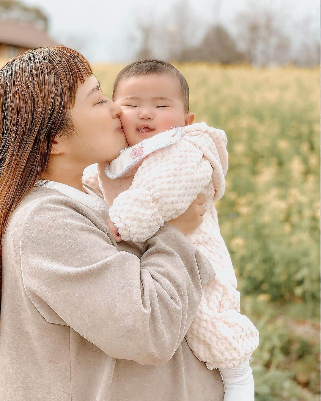 岡本雅世さんのインスタグラム写真 - (岡本雅世Instagram)「ピア姫、何気に初めてのお出かけw  ハーベストの丘🌼  ピア王子の遠足を送っていったついでだけどw  ・ ・  実家近くでのお散歩以外お出かけした事なかったピア姫。  暖かくもなってきたから、これからは私の出来る限りでだけど、どっか連れてあげよ❤︎  ま、基本ピア王子の公園遊びについて行くだけかもだけどw  ・ ・ ・  #ピア姫 #ハーベストの丘 #菜の花畑 #生後6ヶ月女の子 #ママスタ #はじめての #お出かけ #令和2年ベビー #女の子ベビー #赤ちゃんのいる暮らし #かわいい #赤ちゃん #家族 #幸せ #アウトドア #娘 #笑顔 #楽しい #散歩 #子供 #公園 #ライフスタイル #愛 #夫婦 #カップル」3月15日 14時30分 - masayo_okamoto