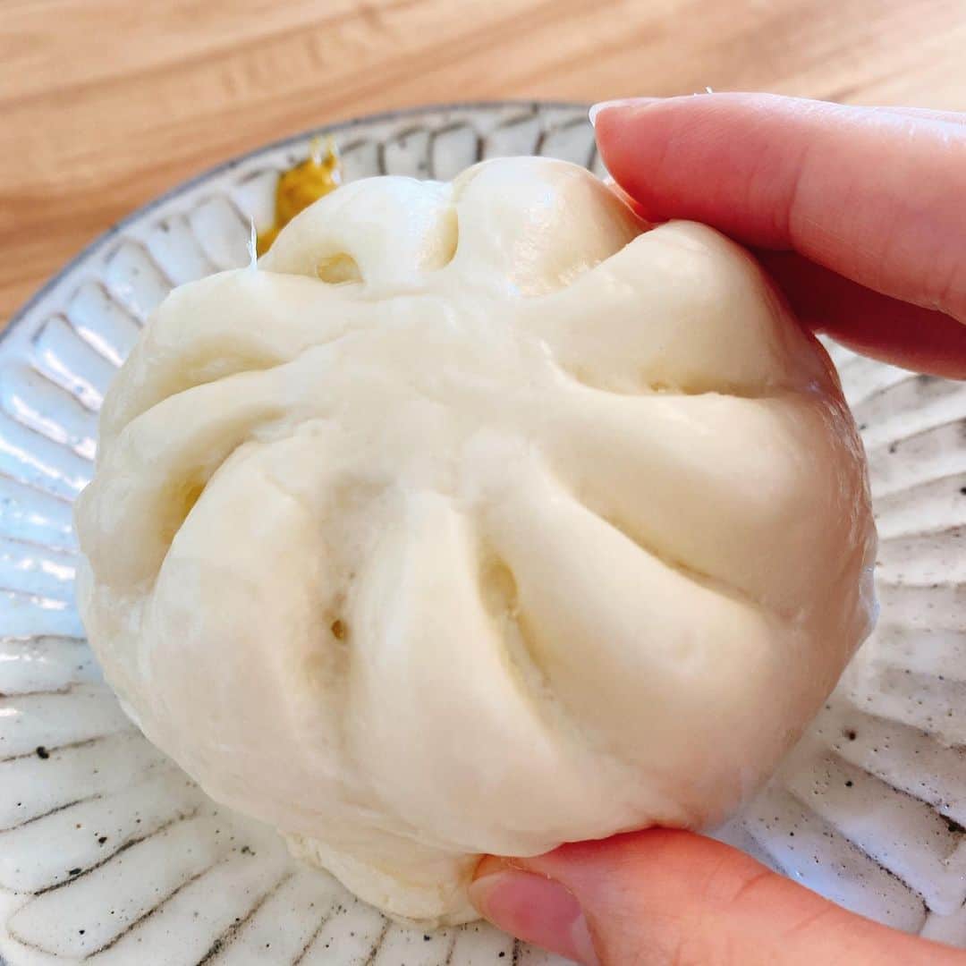 川田裕美さんのインスタグラム写真 - (川田裕美Instagram)「とにかく早く昼ごはんを食べたい時は豚まん！ 今日は551ではなく蓬莱本館。どっちも、かなり好きです😋❤️  #豚まん#蓬莱本館」3月15日 14時28分 - hiromikawata163
