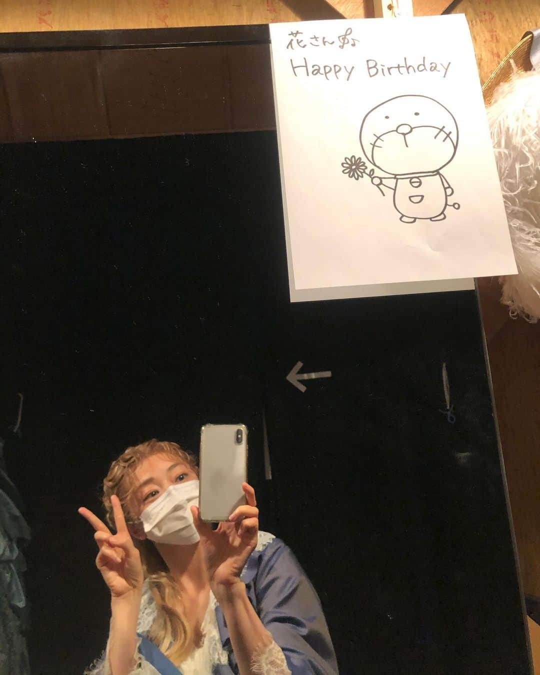 花總まりさんのインスタグラム写真 - (花總まりInstagram)「おもひで写真。 大阪舞台稽古中にお誕生日だった私。 着替え部屋に行くと舞台スタッフさんから嬉しいメッセージ㊗️ ドラえもんの様な、ドラえもんじゃない様な💧 これを見て描きたくなったのか、舞台稽古終わる頃には更にドラえもん？が増えていました。  さて問題です。 この増えたドラえもん？ 一体誰と誰が描いたのでしょうか😅 #ヒントなし」3月15日 14時28分 - hanafusamari_official