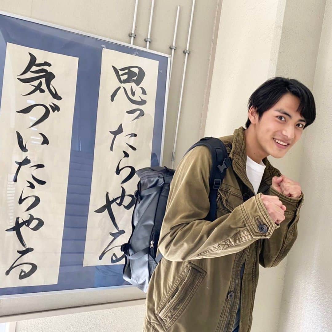 のインスタグラム：「﻿ ロケ先の学校にあった﻿ 「思ったらやる」﻿ 「気づいたらやる」﻿ 最近、こういった事を心がけようとしていたから、﻿ 今の自分にピッタリくる言葉だと思ってパシャリ！﻿ 簡単な事のようで難しいですね。﻿ 皆さん、今日も一日お疲れ様でした！」