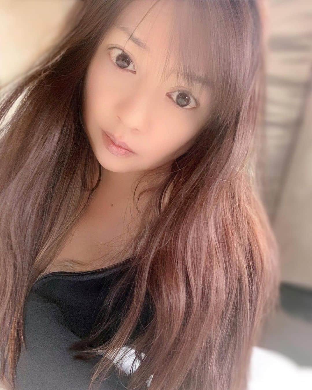 HANAのインスタグラム：「最近ちょっと考えてる…  HANAアカはそろそろ潮時なのかな…と  沢山の方にフォローしていただいて、コメントも沢山いただいて…  でも、その分無くした物も多くて…  最終的に私はドコヘ向かってるんだ…？(´>∀<｀)ゝとか思っちゃって💦  最近、何人かのフォロワーさんに言われた…HANAちゃん👧🏻が遠くに行っちゃうみたいって🥺  でも、それは私が一番感じてて🥺今は、本当の私じゃなくてHANAちゃん👧🏻が勝手に一人歩きしてる…ような気がする  今まで散々嫌がらせとかもされて、嫌な思いをしたこともあったけど…その度にフォロワーさん達に助けられ、支えられて何とかここまで続けてきたけど…  #smile#japanese#selfie#beauty#elegant#reels#kawaii#japanesebeauty#instagramer#instagood #アラフィフ#アラフィフ女子#オトナ女子#オトナ可愛い#セルフポートレート#リール#熟女#美魔女#46歳#40代#40代女子#미인」
