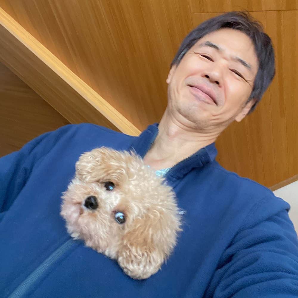 時任三郎さんのインスタグラム写真 - (時任三郎Instagram)「今夜は9時から「監察医朝顔2」18話の放送 関連の写真がネタ切れなので たまにはプライベート写真でもどうぞ笑 胸から顔を出しているのは、我が家の末っ子です。 #監察医朝顔」3月15日 14時53分 - tokitosaburo