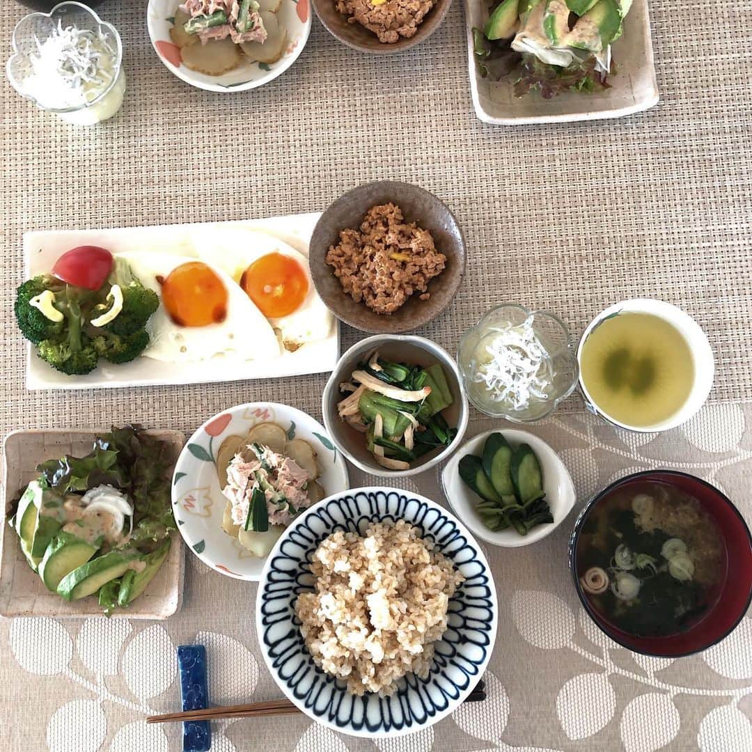 倉本康子さんのインスタグラム写真 - (倉本康子Instagram)「🌟 先日、実家での朝 母が準備してくれた朝食。 相変わらずの品数... 久しぶりにゆっくりした朝で 運動後だから完食！ ありがたくいただきましたー。 #菊芋おいしい #食感が好き #ご飯は玄米 #美味しかった #母の朝食 #にしても多くて #午後まで満腹」3月15日 15時04分 - yasuko_kuramoto_yakko