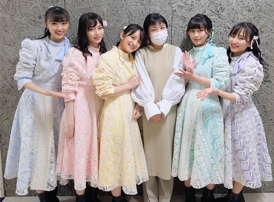 たこやきレインボー公式のインスタグラム：「🌸 LIVE "桜咲くこの場所で" 衣装制作は今回も @mizunack 大橋さん💕  たくさんの種類のレースチュールを繋いで作られた シンプルなのに華やかで上品なワンピース。 虹家族さんのために毎公演違う髪型にしたいというメンバーのリクエストに応えて、髪飾りも髪型やメンバーの好みに合わせて沢山作ってくださいました。  #たこ虹 #たこやきレインボー #たこ虹衣装」