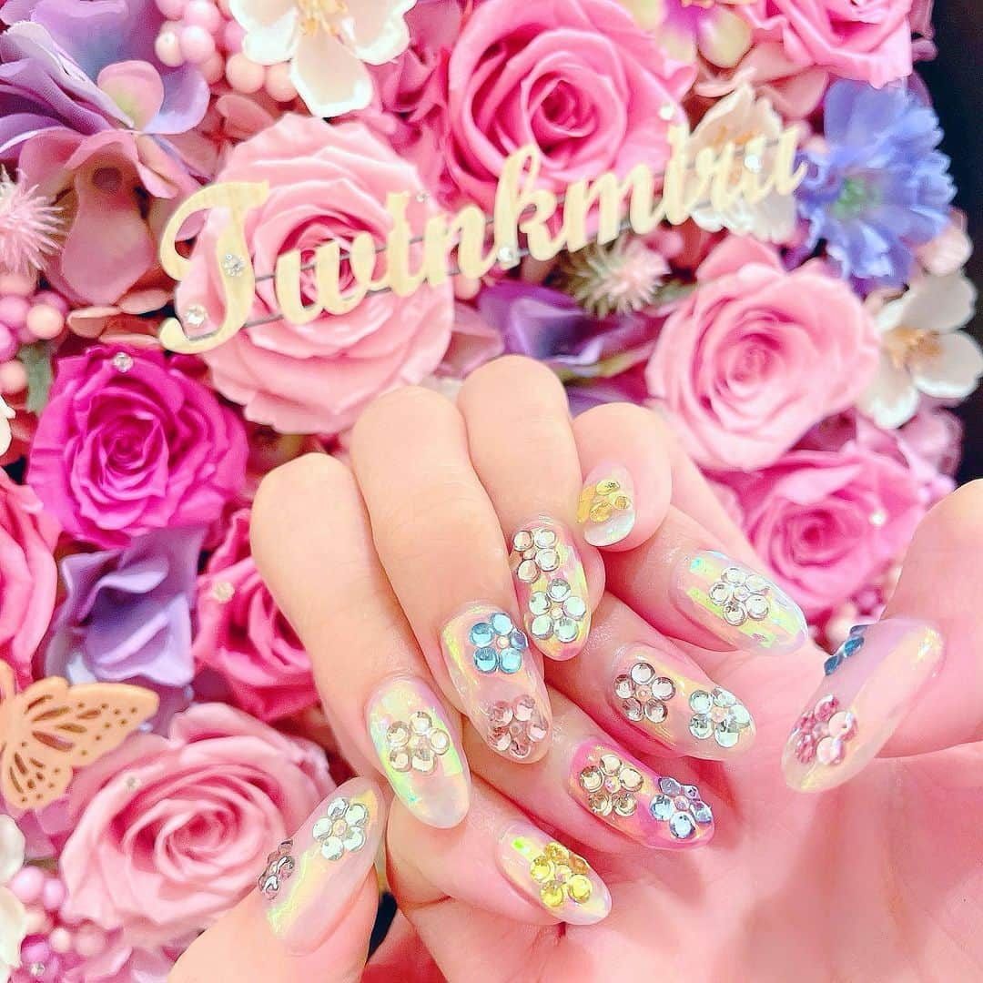 桜咲乃愛さんのインスタグラム写真 - (桜咲乃愛Instagram)「Newnail💅🏼ﾟ･*:.｡❁  きらきらのお花がかわいすぎる🥺💓💓💓✨  全部違う色にしてもらった♡♡  ベースのオーロラカラーもかわいくてそのままでもおすすめ🥰💕💕💕🌸  @twinkmiru おすすめだよー✌️💓✨  #nail#nails #青山#青山ネイルサロン #表参道ネイルサロン #きらきらネイル #オーロラネイル #ミラーネイル #スワロフスキーネイル #お花ネイル#twinkmiru」3月15日 15時20分 - noasama1101