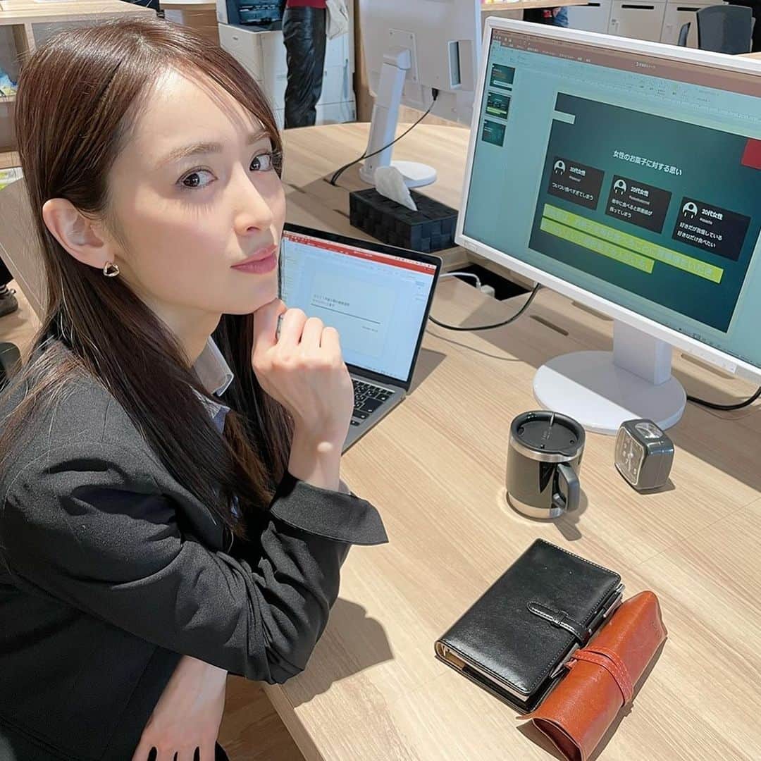 のインスタグラム：「＼＃高嶺のハナさん 撮影現場から🌹／  ハナさん(#泉里香)  企画考え中⁉️  順調に撮影しています🥰  2021年4月10日(土)深夜0時スタート✨  #小越勇輝 #香音 #猪塚健太  #BSテレ東  #BS7ch #テレビ大阪 #ひかりTV」