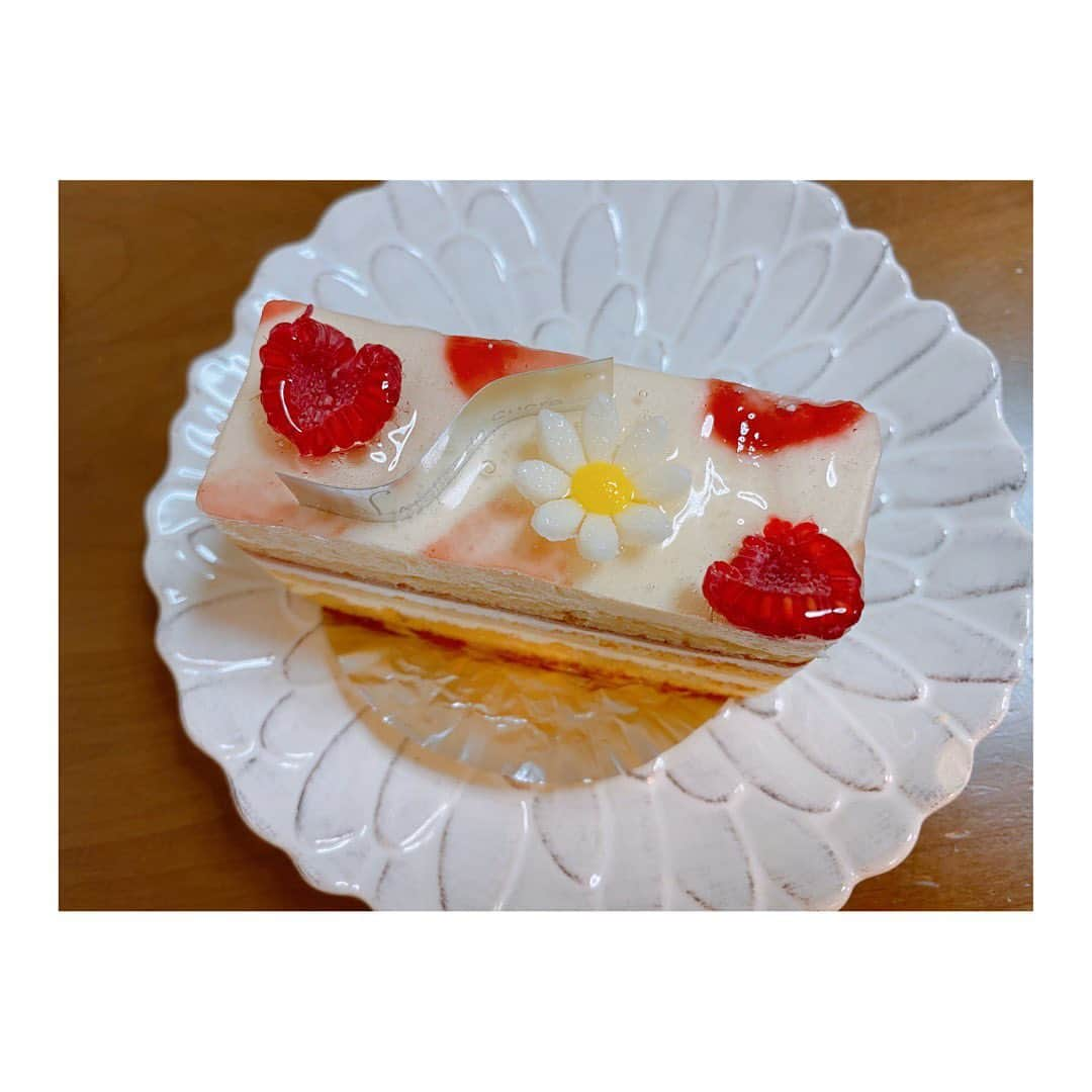 實石あづささんのインスタグラム写真 - (實石あづさInstagram)「. 🌼🌼🌼 . #cake #sweets #ケーキ #🍰　 #spring  #springhascome #春が来た  #whiteday  #フリーアナウンサー #實石あづさ」3月15日 15時26分 - azusa_jitsuishi