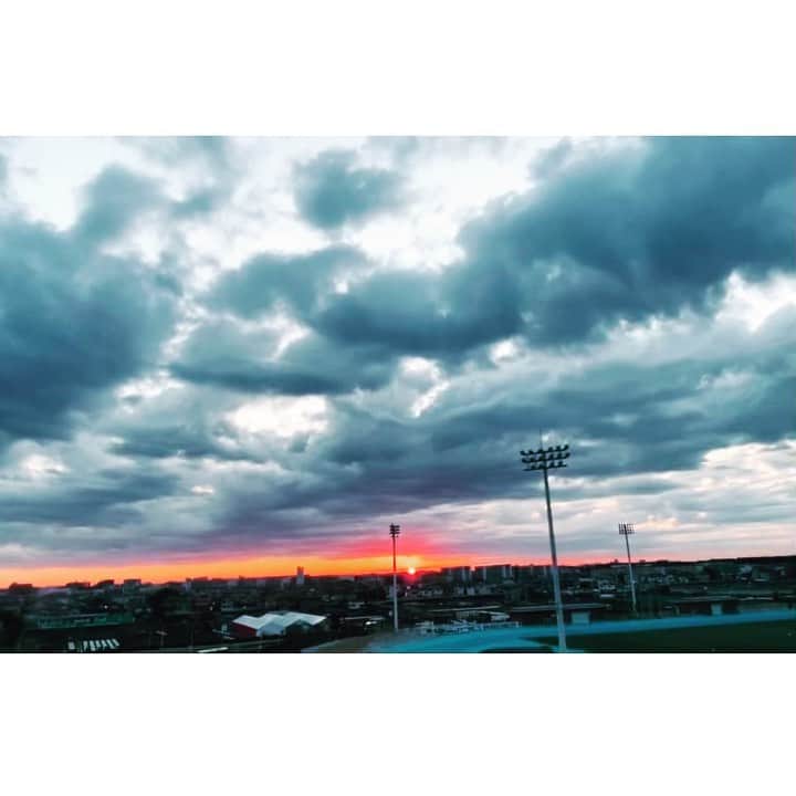 Caravanのインスタグラム：「2021.03.15  今朝の空  何度目の朝日だろうか  今日もまた日は昇る」