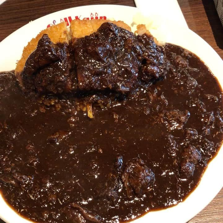 中島浩二さんのインスタグラム写真 - (中島浩二Instagram)「カツカレー、好きだすかーーー🤣🤣🤣  ここのカツカレーは、うみゃいだすーー😊 天神西通りのモンブランビル5階、グリルカジンだすーーー🤣🤣🤣  肉がゴロゴロ入った旨味じっくりの欧風カレーだけで贅沢なのに、ここに三元豚のカツを乗っけた逸品。  大盛りで頼んだだすが、4口食べただけで、ご飯が足りないって思って、ライスを一つ注文して、お行儀悪いけど上から乗せて、綺麗に平らげただすーーーー🤣🤣🤣  大大大大大満足だすーーーー🤣🤣🤣  この胃袋、どげんかせんといかん😅😅😅  #福岡ランチ　#福岡グルメ #大名ランチ　#大名グルメ #福岡カレー　#福岡欧風カレー #福岡カツカレー　#福岡ハンバーグ #福岡洋食屋　#グリルカジン」3月15日 15時36分 - koji_nakajiii