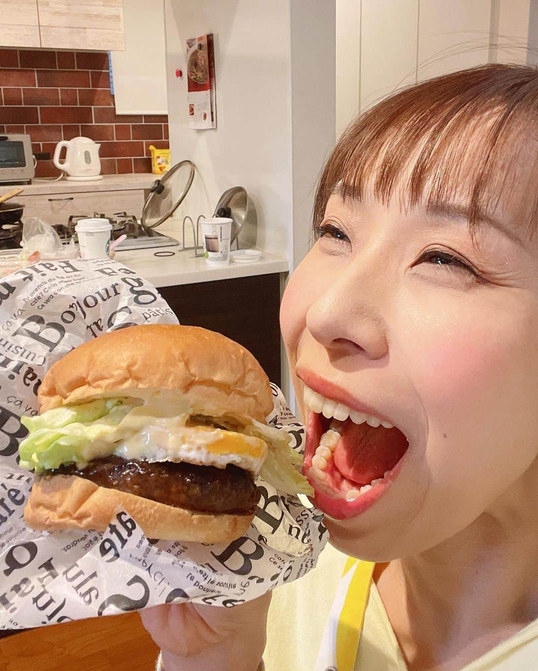 みきママさんのインスタグラム写真 - (みきママInstagram)「【ランチはてりたまバーガーです！！】  ランチは、マック風てりたまバーガーを再現しました〜‼️ハンバーグに玉ねぎが入らないから早い‼️作り方は外食本に載っています😘😘😘  手作りすると、お肉が増やせるから肉肉しくなって食べ応えアップ‼️野菜も沢山追加しちゃいます🤣🤣🤣  パワー入った‼️今週も花粉に負けずに頑張るぞ〜‼️  #みきママ　#外食本　#てりたま #マック #テリタマ」3月15日 15時54分 - mikimama_official