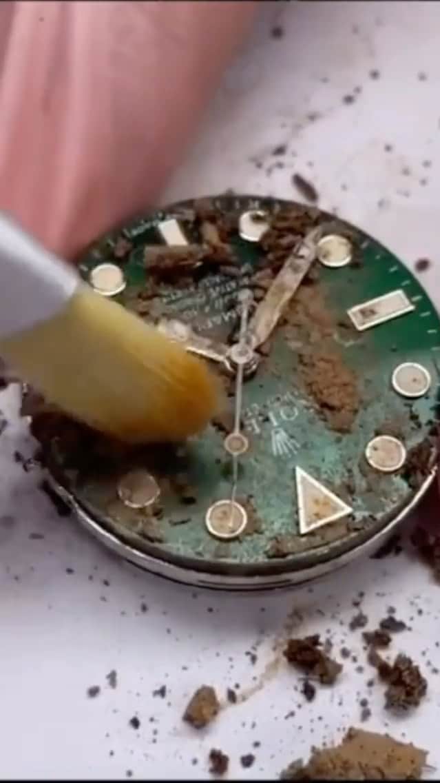 WATCHMANIAのインスタグラム：「Video credit @rolexbook  #rolex #rolexsubmariner #rolexhulk #watchservice #watchmania」