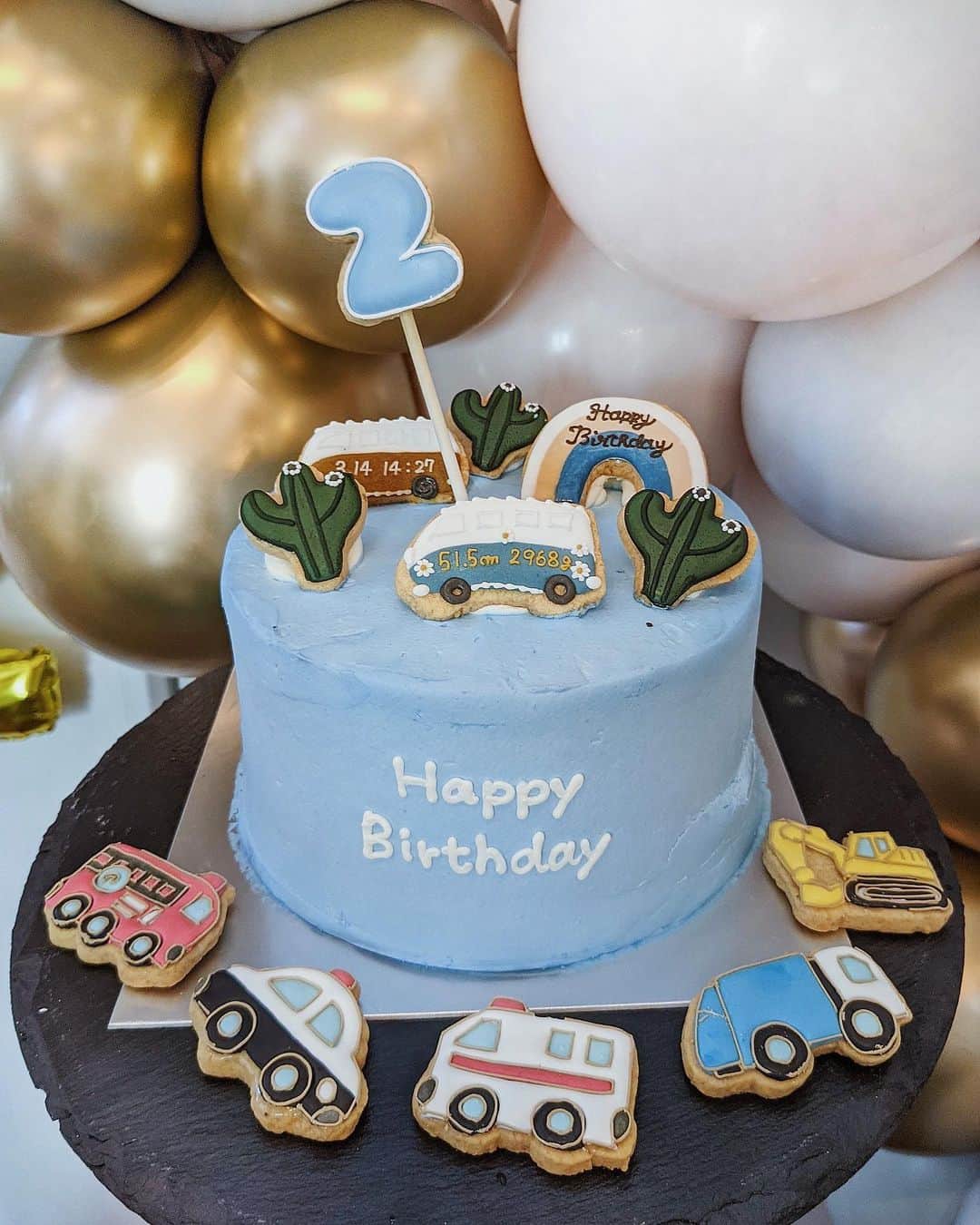 ソンイさんのインスタグラム写真 - (ソンイInstagram)「Birthday cake👦🏻🎂 息子の生まれた日時や身長体重も🕊 働く車シリーズが大好きだから「きゅうきゅうしゃっ！しゅうしゅうしゃっ！」とアイシングクッキー喜んでた🍪❤️  ケーキは見た目の可愛さはもちろんだけど、味が今まで頼んだデザインケーキの中で１番美味しいの🍰 甘さ控えめふわふわ生クリーム😋  バースデーキッズプレートはライオン🦁 トマトパスタで立髪、チーズを乗せたハンバーグと海苔で顔を👩🏻‍🍳 姪っ子あんちゃんの分と2つ作ったよ🦁🍽🧃 作り方一部始終はYouTubeにも載せますね❣️  #2歳誕生日 #2歳誕生日ご飯 #キッズプレート #誕生日パーティー #誕生日祝い #誕生日飾り付け #誕生日ケーキ #誕生日プレート」3月15日 16時18分 - sunwei1013