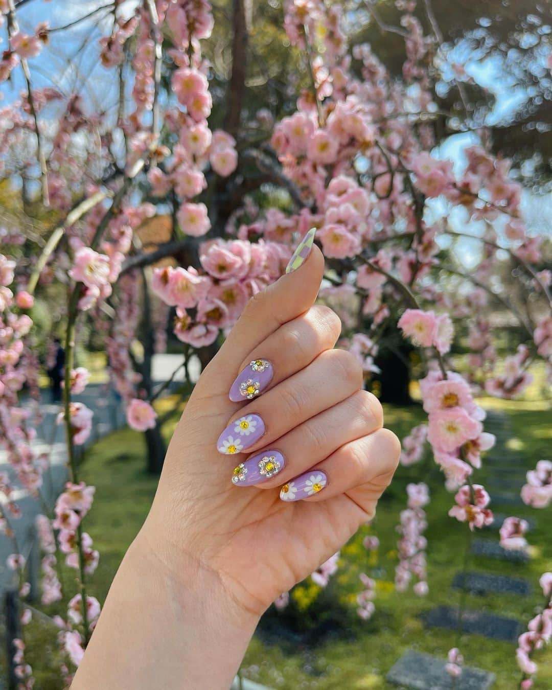 植野有砂のインスタグラム：「New nails 🌸💜🌼 #flowernails 😘 @jillandlovers @mamijingu」