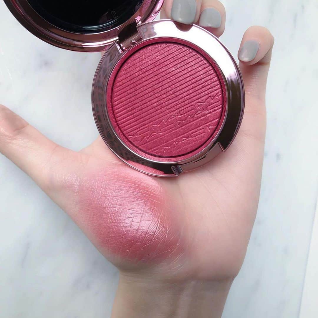 M∙A∙C Cosmetics Japanのインスタグラム：「光を味方につけて輝きを放つエクストラ ディメンション ブラッシュ🌸 アイシャドウやチークとして幅広くお使いいただけます✨  ㅤ 【掲載製品】 ☑︎エクストラ ディメンション ブラッシュ アンダー マイ プラム  ㅤ Regram from @maccosmeticstaiwan  #MACBLACKCHERRY #MACブラックチェリー #桜コスメ」