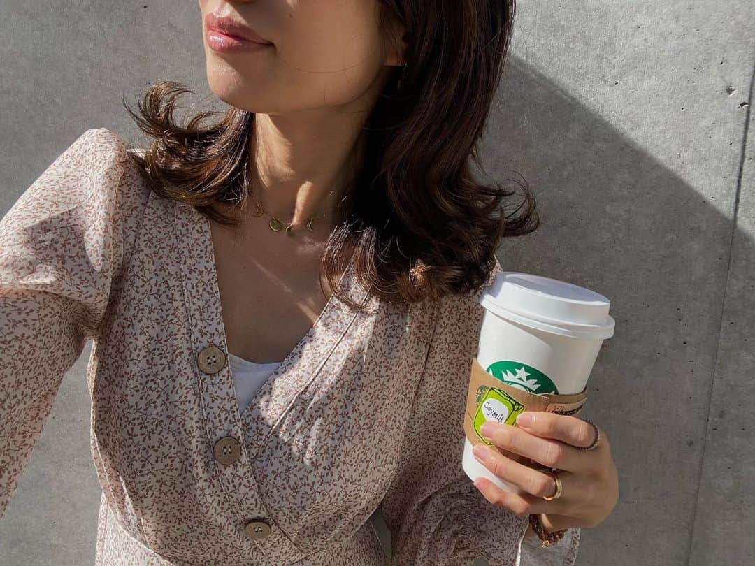 eiko kagamiのインスタグラム：「. ヘアメンテへ。 . 「美容院の頻度高くない？」と言われがちなのですが笑、もはや白髪対応としても欠かせない私の必須ルーティーン！💁🏽‍♀️✨（切実） 30を過ぎた頃から現れ始めて、 今や3週間に一度は行きたい次第です。 . 最初は遺伝か？ と思っておりましたが両親共に平均的な頃合いだったようなので… 家系異例の早さで歴史を生んでしまったことを娘には先に謝罪したいと思います。 . でも大好きなヘアサロンに行けるきっかけにもなれているので慣れた今となるとありがたやー♡です😋 担当のミヤザワさんとはもう20年越えのお付き合いで私の髪を知りに知り尽くしてくれている方なので、オーダーも言葉なくても良いレベル🤣 . . 今日もありがとうございました🙇‍♀️ @collanhair  . . . . #ヘアメンテ #ヘアサロン #アラフォーヘア #白髪対策 #今日はノーカット #カラーのみ👩🏽」