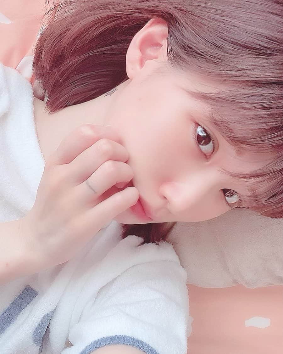 涼宮琴音のインスタグラム：「ほんとずっとメイクしてないなぁ ごめんね #すっぴん #ルームウェア」
