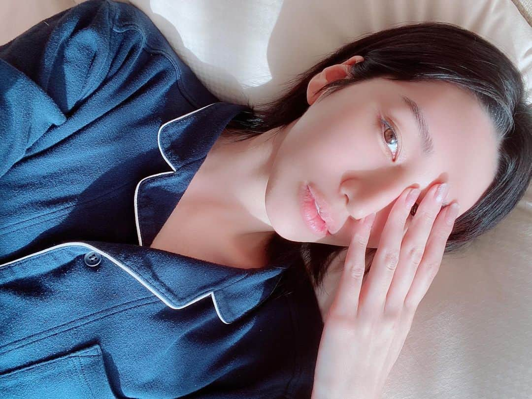 LOPEさんのインスタグラム写真 - (LOPEInstagram)「お天気よくてお昼寝日和なのよ🌸一緒にねよ☺️ 外は風がびゅーびゅーで花粉がすごい🤧  眉毛整えたからすっぴんでも顔しっかりある🙌 そろそろまた行こうかな 髪の毛もメンテナンス行かなきゃな  #お昼寝日和 #おひるね  #すっぴん #自撮り #selfie」3月15日 17時21分 - lopechante