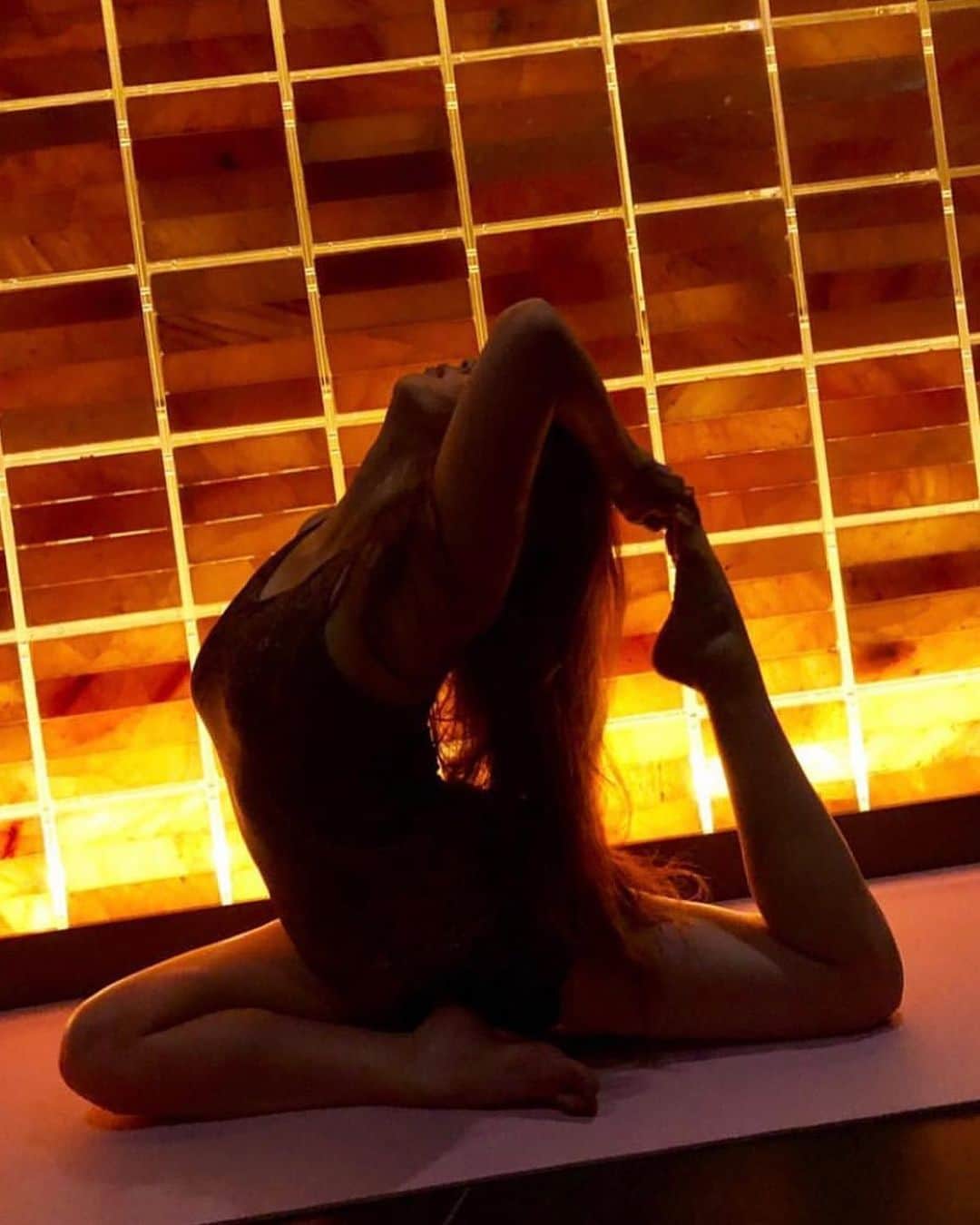 橘寿梨愛さんのインスタグラム写真 - (橘寿梨愛Instagram)「またそろそろヨガはじめよう🧘‍♀️ ヨガ哲学は奥が深いけど 受け入れること✨ 他人も 自分も ヨガの時間は外に向いてる意識を自分に向けて向き合って その時間ヨガをできたことに感謝するんだ🌙 明日レッスン取れるかなぁ #yoga #yogini #yoga女子」3月15日 17時22分 - julia_fancybaby