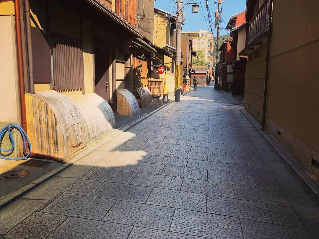 よしもと祇園花月さんのインスタグラム写真 - (よしもと祇園花月Instagram)「4/3新装開場のお知らせに 近隣のお店へ🙇‍♀️✨ 京都の人、街並みの素敵さを 改めて実感しました😊❤️  #祇園花月#よしもと祇園花月#祇園#新装開場#おこしやす」3月15日 17時27分 - gionkagetsu