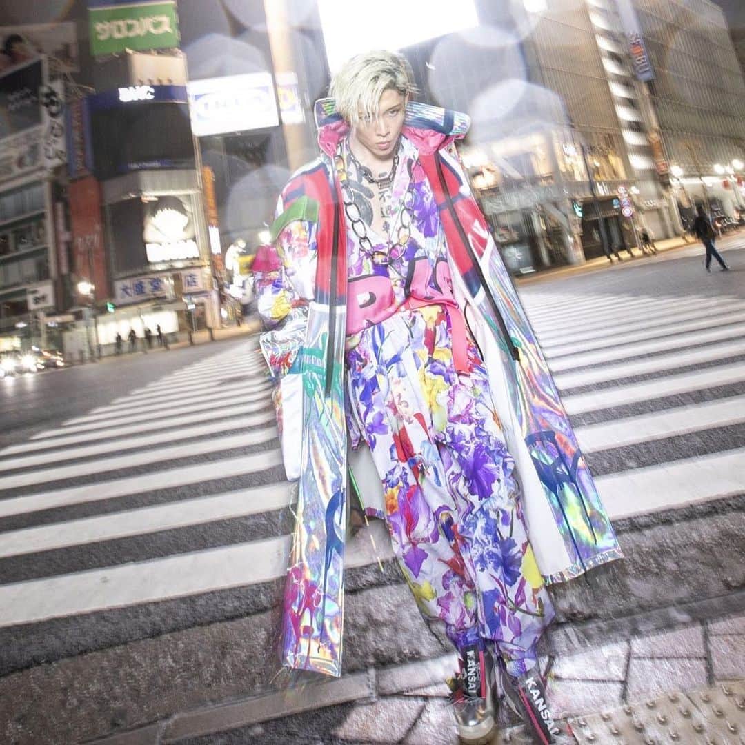 雅-MIYAVI-さんのインスタグラム写真 - (雅-MIYAVI-Instagram)「Tonight 10PM Tokyo time with respect to #KansaiYamamoto 渋谷にて 📸 @hirokimura_」3月15日 17時48分 - miyavi_ishihara