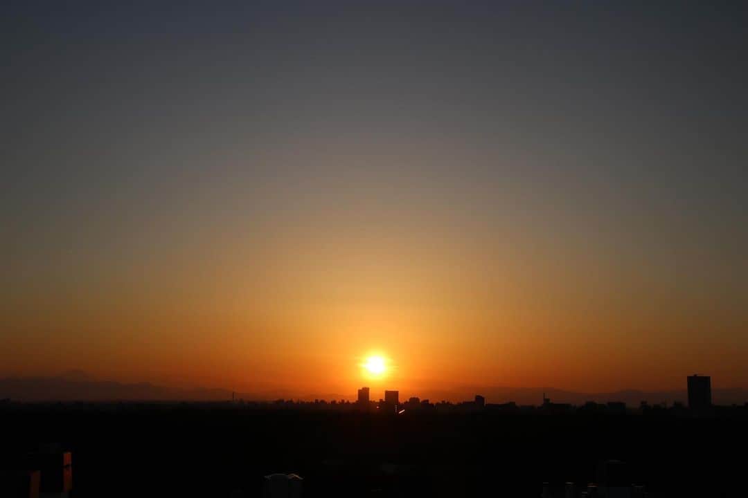 坂元美香さんのインスタグラム写真 - (坂元美香Instagram)「today's sunset 2021/03/15 17:37  最近いつも撮影後にデータを確認すると 撮影時間が17:33-17:43の10分くらい。 その時間の夕陽が私の好みに バシッとハマるようです。 日が伸びるとまた変わってくるだろうけどね。  あぁ久しぶりに水平線に沈む 夕陽がみたいな。 息子が高校生になったら 一人旅にでもでかけよう。 と何年も前から決めてるのです。 ぐふふ、あと少しだ…😋  #sunsetphotobymikasakamoto  #sunset #夕陽 #夕日 #夕焼け  #やっぱり空が好き #イマソラ #CanonEOSKiss8i」3月15日 17時49分 - mika_saka