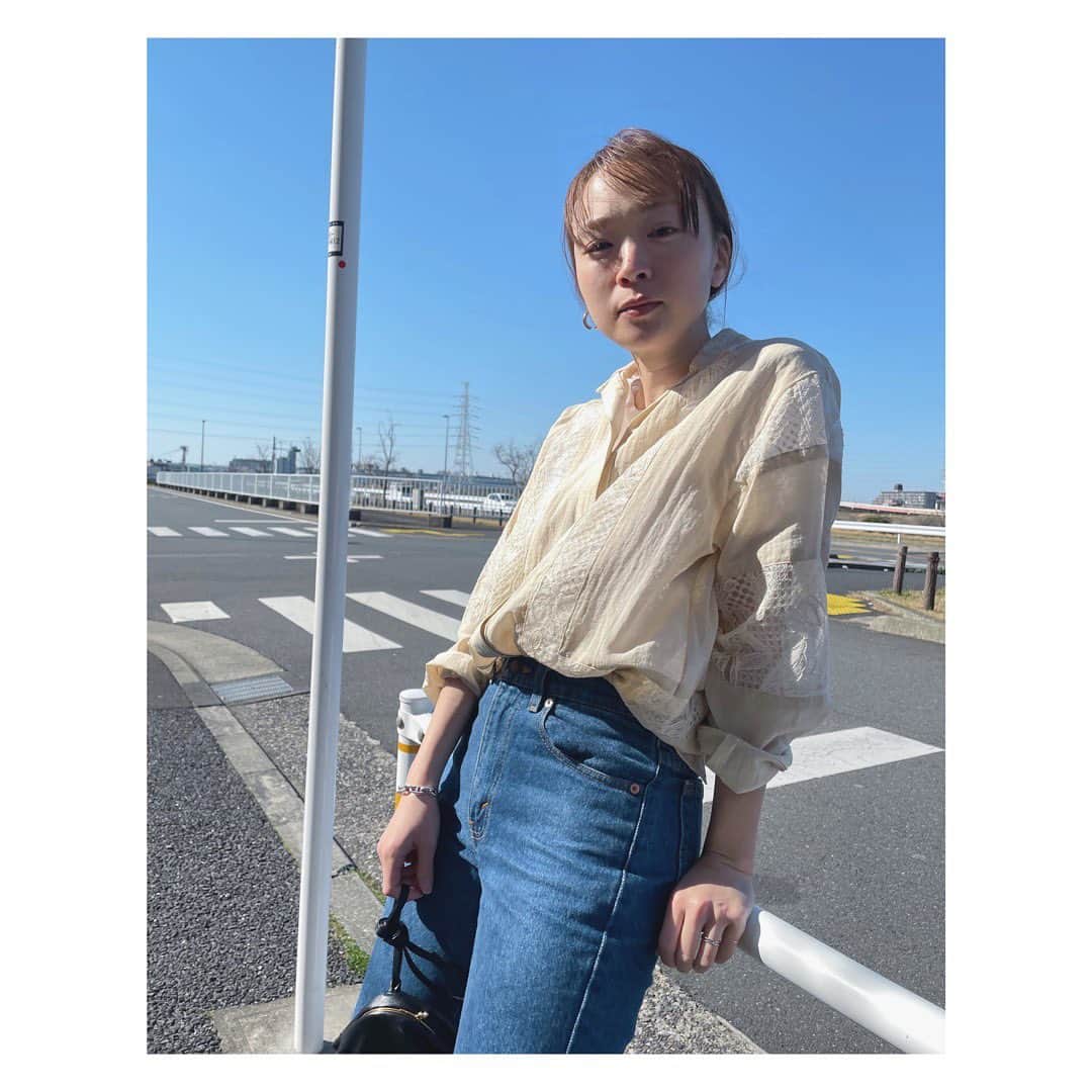 野尻美穂のインスタグラム：「白いシャツ沢山持ってるけど、 デザインがちょっと違うだけで雰囲気も変わるから ついつい集めてしまう🌼 風強くて前髪おかしい🧏🏻‍♀️  @mullerofyoshiokubo_official」