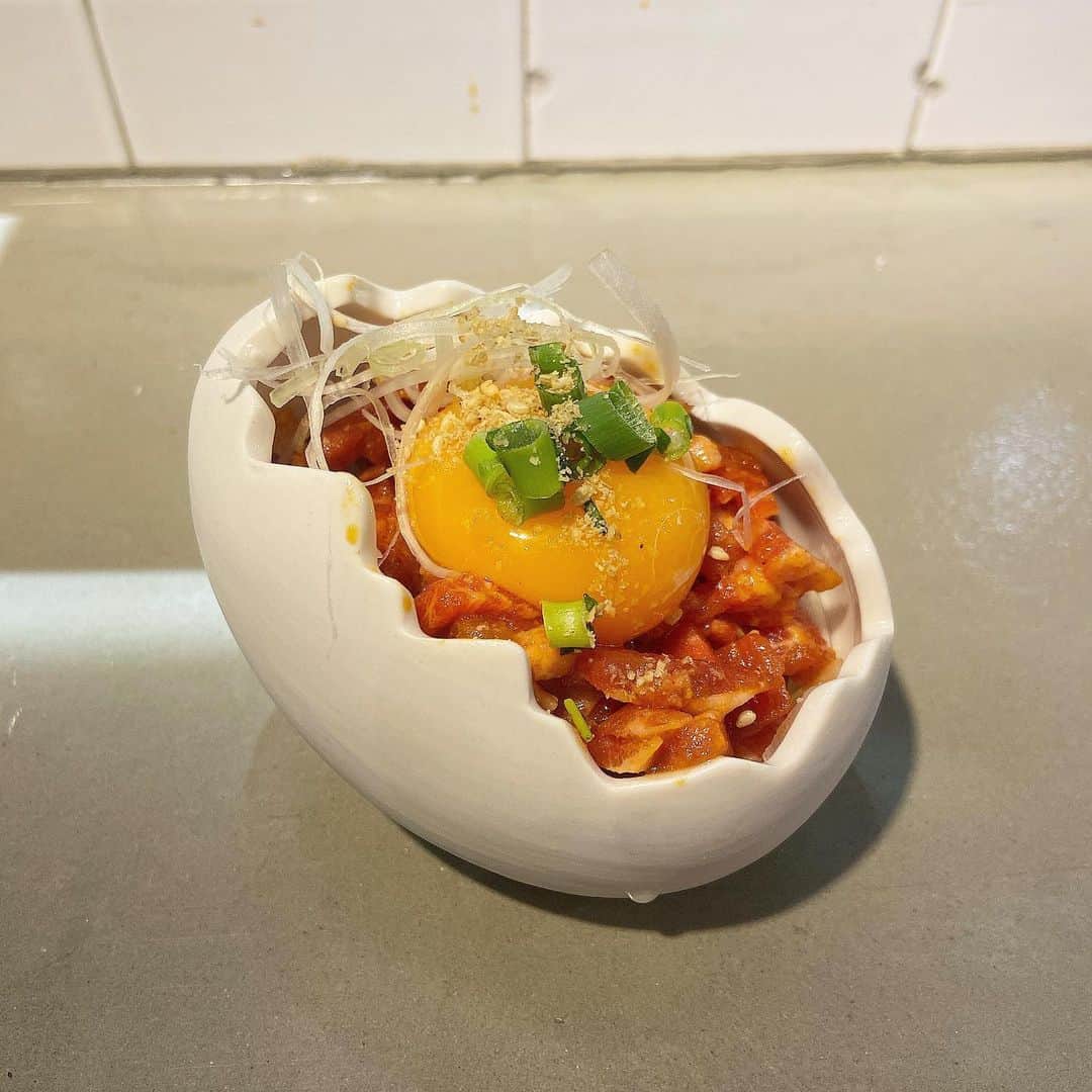 sarimaru(国木田さりまる)のインスタグラム：「可愛い器🥚 生ラムのユッケ❤︎」