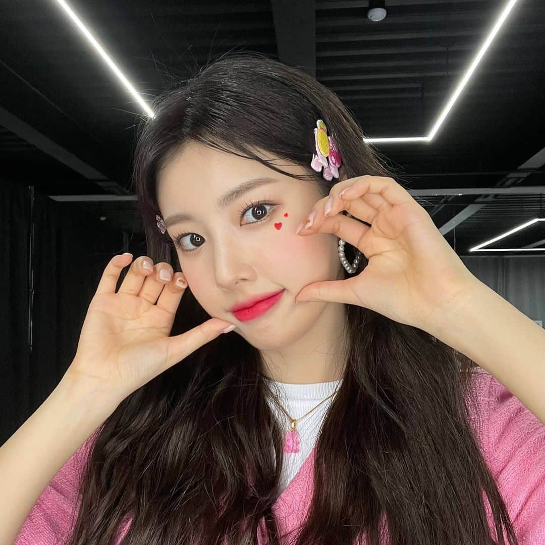 IZ*ONEさんのインスタグラム写真 - (IZ*ONEInstagram)「핑크블러셔💝🎀  PINK BLUSHER💝🎀  #혜원 #ヘウォン #IZONE #아이즈원 #アイズワン」3月15日 17時55分 - official_izone