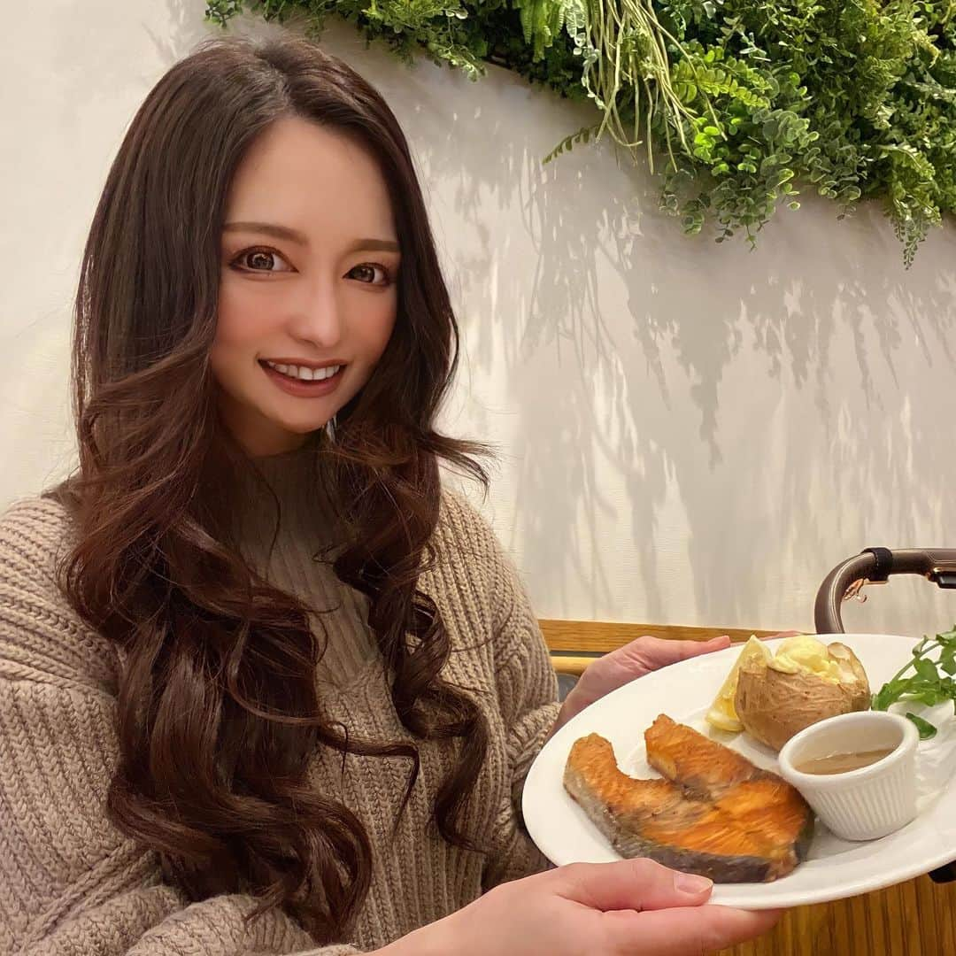 神子島みかさんのインスタグラム写真 - (神子島みかInstagram)「. マッスルグリルファン姉妹で マッスルグリル聖地シズラーへ👯‍♀️🥩 . ほんとはステーキ食べる予定が 2日連続肉はキツいのでサーモン 昨夜のしゃぶしゃぶのボディーブローがきいてたけど ほんと美味しかったぁ💗💗💗 サラダバーも充実し過ぎていてタコス🌮最高！ . . . 食べながらも 薊さんいないか終始そわそわ姉妹 . #ただのストーカー . いたらどうする？ プライベートだから声かけちゃダメだよ！ と謎のテンション . 他のお客さんもマッスルグリルのファンの方に 見えて仕方がないそわそわストーキングランチタイムでした . . . #ストーカー#姉妹#マッスルグリル#聖地#sizzler#シズラー#YouTuber#シャイニー薊#ファン#ランチ#時間がないので#シズラー府中店#写真撮ってたらサーモン落ちかけた#笑いが止まらない#ストーカーと呼ばないであなたが好きなだけ#って歌あったよね」3月15日 17時57分 - kagomika