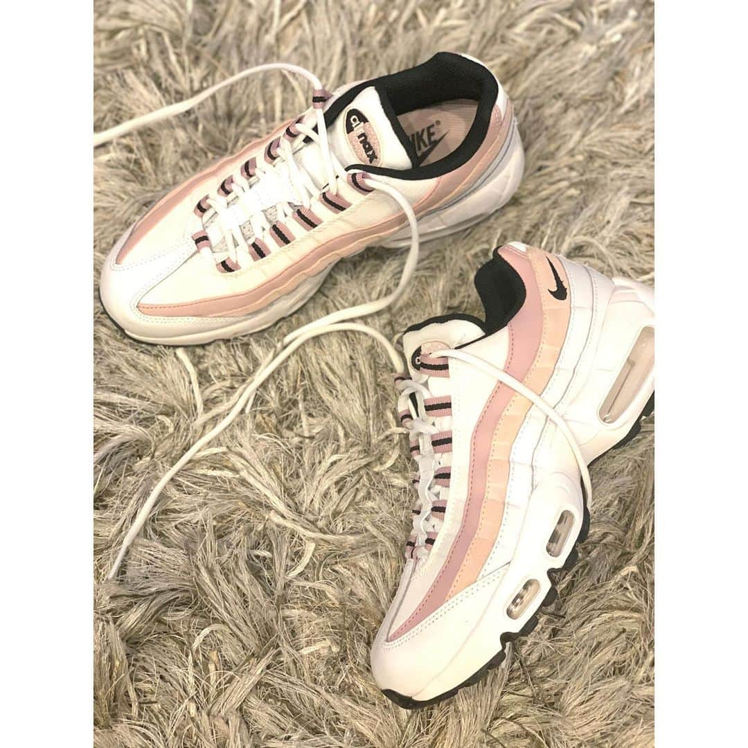 坂田陽子さんのインスタグラム写真 - (坂田陽子Instagram)「春色のスニーカー初おろし👟白×ピンクにアクセントの黒。ぼてっとしたデザインがスカートの外しに使えそう😆しかも、軽くてめちゃめちゃ歩きやすいっっ！ ・ ・ カフェオレみたいなコーデとかつてアプリコットだったけどだんだんカフェオレみたいになってきたかるちゃん🐩🤣 ・ ・ #airmax #airmax95 #春コーデ #スニーカーコーデ #sneakers  #sneakerstyle  #こんなに歩きやすくて #履き心地抜群　なのに #何も無い場所で #派手に転んだのは何故？ #謎　🤣」3月15日 18時05分 - yokosakata