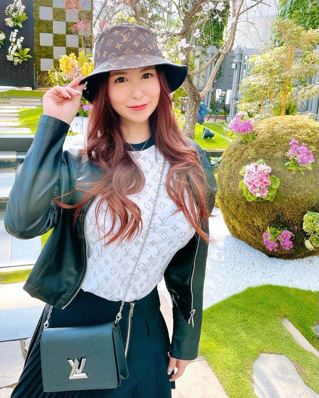 ayuさんのインスタグラム写真 - (ayuInstagram)「I saw a lot of rare orchids at the botanical garden on Awaji Island💠✨ ・ 淡路島にある 〝奇跡の星の植物館〟で ラン展が開催されていたので 行ってきました💠 沢山珍しい蘭があり 美しくて見惚れました🥰🌹 来るの2回目ですが その季節によってレイアウトが 変わるので見応えがあります💕 ・ #淡路夢舞台#奇跡の星の植物館#植物のある生活#ラン展#蘭#胡蝶蘭#淡路島観光#淡路島デート#デートスポット#ヴィトンバッグ#帽子コーデ#帽子アレンジ#ヴィトン#ルイヴィトン好き#帽子#春コーディネート  #louisvuittonbags」3月15日 18時06分 - ayu888ayu