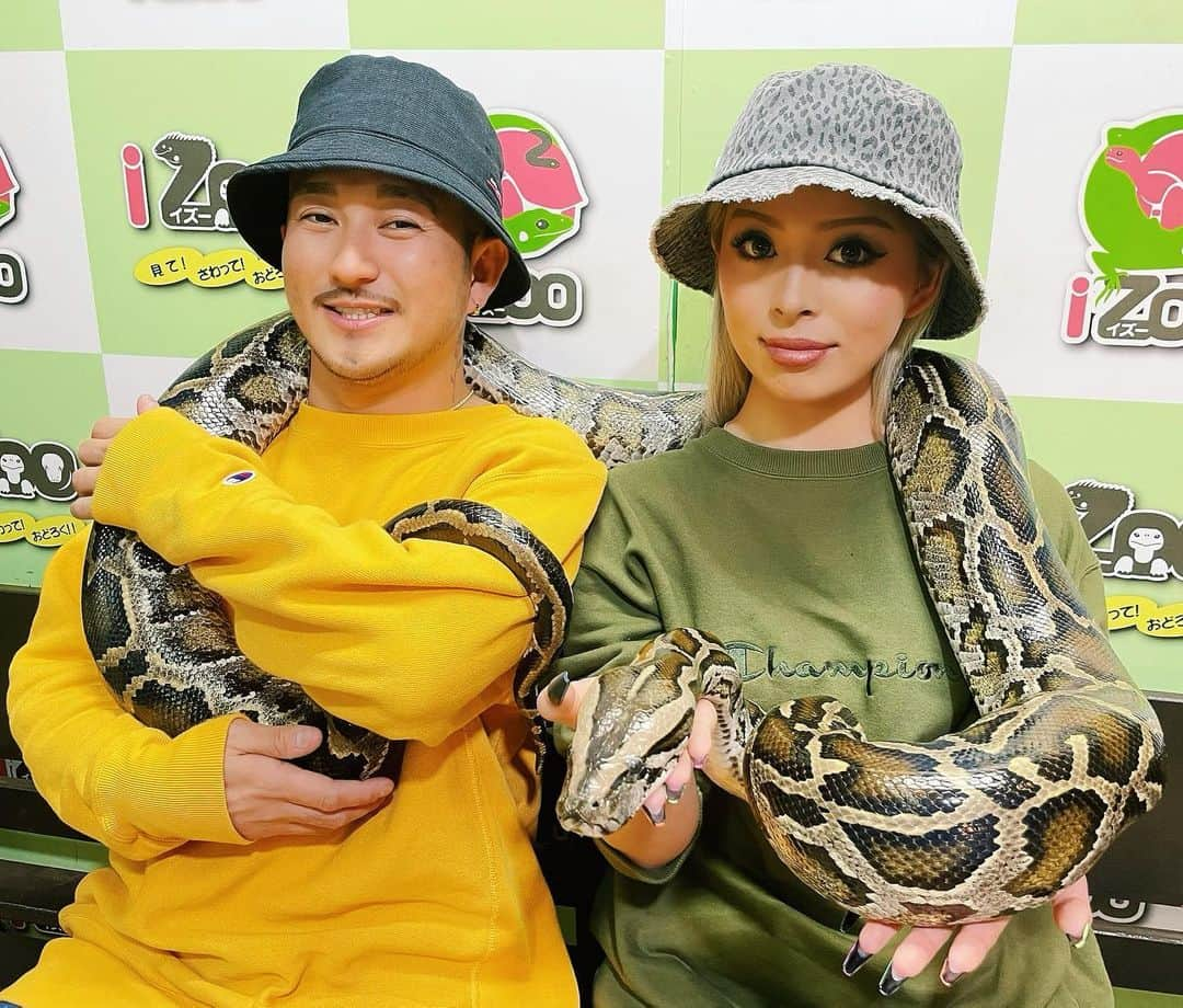 あやか（石山彩花）さんのインスタグラム写真 - (あやか（石山彩花）Instagram)「体感型動物園　iZooに行ってきた🐍  たつみは蛇とか触るの苦手らしい🤣  すごい色んなの触れて楽しかったぁ！！動物を色々知れた！！  最近はノーマルカメラに慣れようと思ってこの写真はiPhone12proノーマルカメラで撮ってインスタ用にフィルターだけつけてます！  アプリで撮る時はUlikeです💕  この日はお揃いのトレーナー @champion のだよ！！  #あやたつ #izoo #nuts #gal あやかてぃーん #蛇  #体感型動物園izoo #伊豆旅行 #champion #カップルコーデ」3月15日 18時06分 - ayakateen821