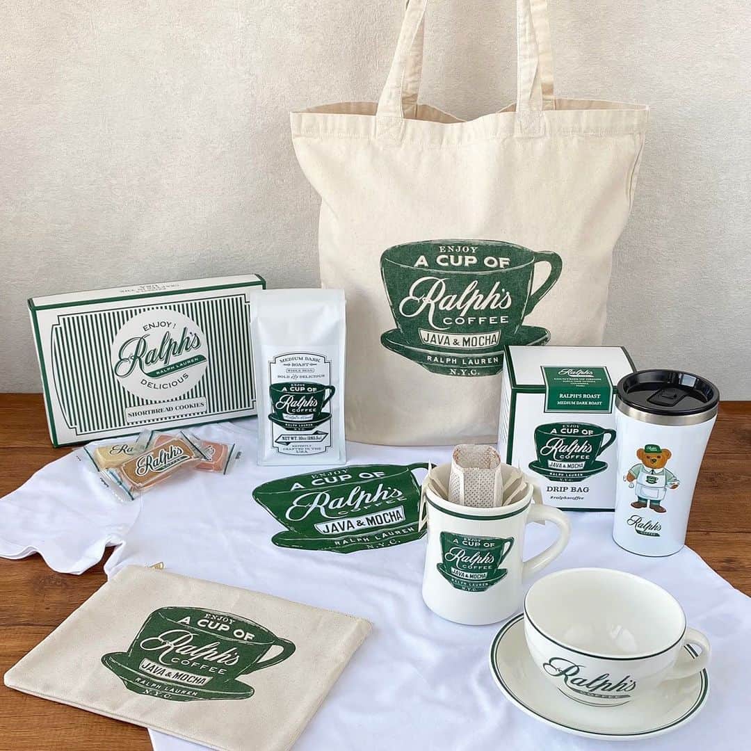のインスタグラム：「3月15日(月)より、PLAZAの限定店舗に「Ralph’s Coffee」オリジナルグッズが登場☕️💚  「Ralph’s Coffee」は、アメリカを代表するファッションブランド「ラルフ ローレン」が手がけるカフェ☕ 世界各国の主要都市に店舗を構え、日本へは2018年末に上陸しました。  今回PLAZAで販売スタートするのは、ラルフズ コーヒー店舗で人気の数々のグッズの中からセレクトしたオリジナルグッズ全19種類✨ コーヒー豆はもちろん、マグカップやステンレスボトル、トートバッグやTシャツといったアパレル類もラインアップ💕  取り扱い店であるPLAZA アトレ恵比寿店、PLAZA 玉川高島屋S・C店では、ラルフズ コーヒー関連アイテムを5,400円(税込)以上お買い上げの方に、ラルフズ コーヒー関東エリアの3店舗で使える「1,000円分クーポン」をプレゼント🎁数量限定、なくなり次第終了なので、ぜひお早めに❣️  【Ralph’s Coffee 取り扱い店舗】 PLAZA オンラインストア PLAZA アトレ恵比寿店 PLAZA 玉川高島屋S・C店  アイテムの詳細は画像をタップしてご確認いただけます♪  #RalphsCoffee #ラルフズコーヒー #RalphLauren #ラルフローレン #PLAZA #プラザ @plazastyle  @ralphscoffee」
