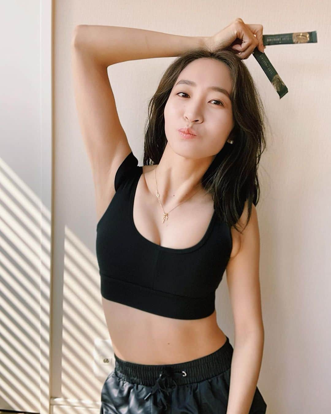 鈴木優美 のインスタグラム：「あっという間に春ですね🌸 産後ダイエットや筋膜リリースと向き合い、少しずつ自分の事を認めてあげられるようになりました。 . 私自身、子育てだけに追われていた時期はどうしても自分の事なんてどうでも良くなっていて辛かった(食事も適当で、姿勢なんて気にもしなかった。笑）。 それが正しいか正しくないかは分からないけれど、、 大体のお母さんはそんな時期あるんじゃないかな？ でも実際自分の事を大切にできないと、自分以外の人も大切にできない…と改めて感じました✨ . 飲みはじめて3ヶ月経った @claysmoothie_official ！ トレーニングの良いモチベーションになりました♪ 継続は私自身一番苦手でもあるけれど（笑） 失敗や後悔も絶対に生きる！と信じて、これからも楽しくチャレンジしていきたいです！ あんなにぷよぷよだったお腹もヘルシーな縦線が☺️ #スワイプしてね  . . . . . . #ダイエット #CLAYSMOOTHIE #クレイスムージー #pr #トレーニング #トレーニング女子 #腹筋 #腹筋割りたい #腹筋女子 #腹筋縦線」