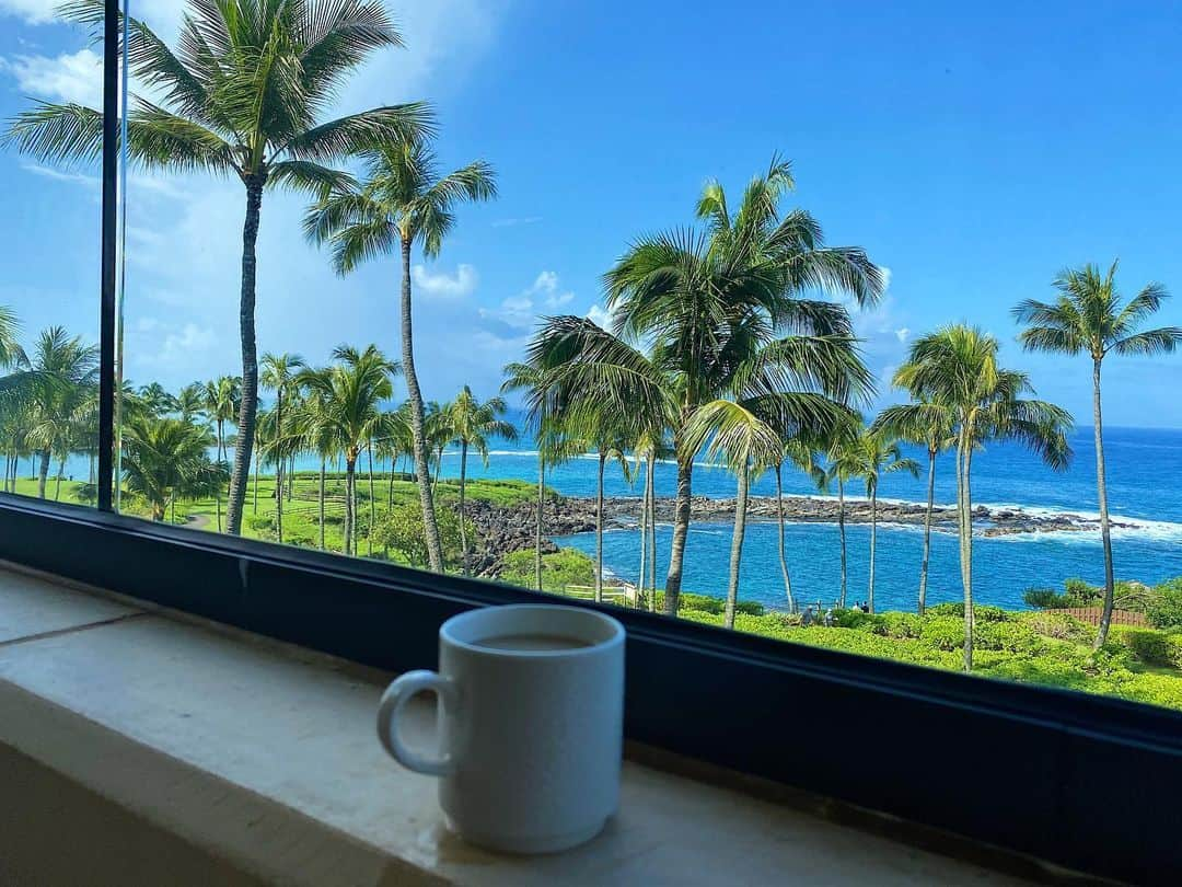 Kristina Bashamのインスタグラム：「Sunshine ☀️ and coffee ☕️ #maui #hawaii #kapalua」