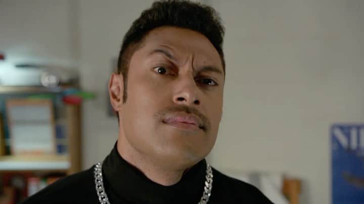 ドウェイン・ジョンソンのインスタグラム：「I’m not a playa I just crush a lot...  Now who wants a piece of this BLA-MOAN (Black & Samoan) HEARTTHROB!?!  “I’m Dwayne Johnson, #94 on the field, but #1 in your pretty little heart, girl... tonight I make your dreams come true.. let’s roll”   Jesus, make it stop 🤦🏽‍♂️🧀   DON’T MISS a brand NEW #YoungRock  TUESDAY NIGHT @8pm @NBC #90s 🧀 @ulilatukefu 👏🏾👏🏾」