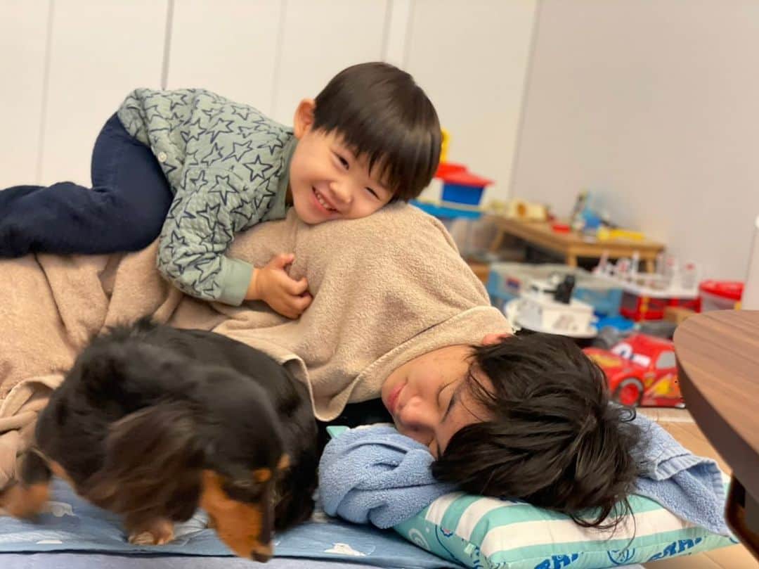 すしらーめん《りく》のインスタグラム：「僕の脇腹が終わるまでの華麗な流れになります。2枚目までは良い写真！！！！！3枚目の躊躇の無さよ！！父親も撮ってないで止めなさいよ！！！！！！！ #朝　#激しい弟 #起きない俺が悪い」