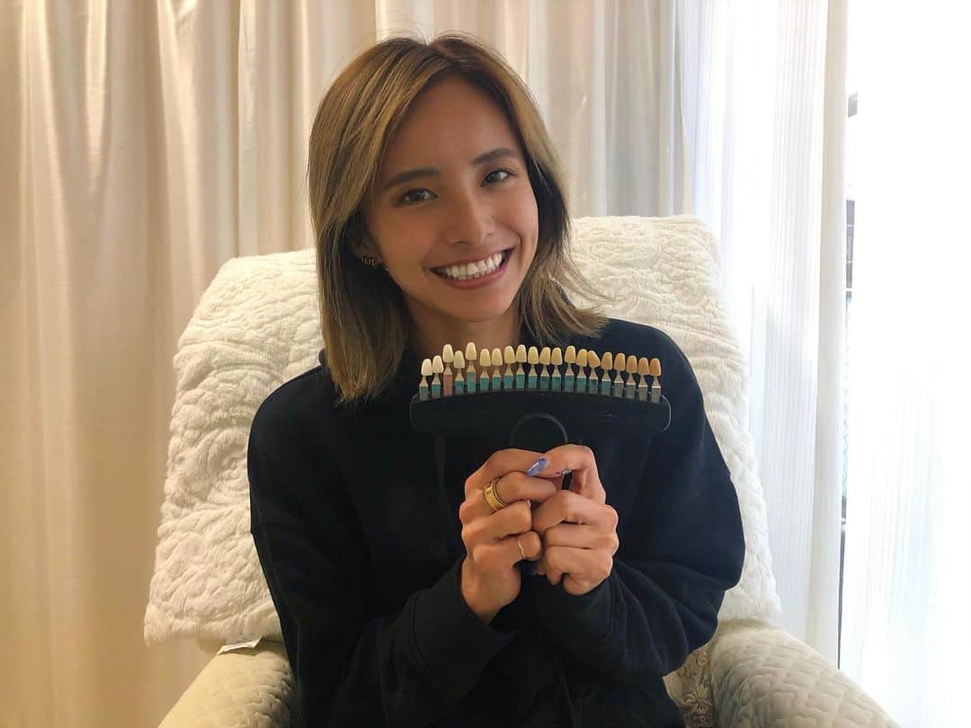 佐野千晃のインスタグラム：「ほぼ初！ホワイトニング体験してきました🦷﻿ ﻿ 20分ソファに座って光当ててるだけで(なんなら寝てました)歯が綺麗になるなんて良すぎないか？笑﻿ ﻿ 元々そこまで汚くないけど歯と歯の間とか、生え際とか少し黄ばんでる感じだったので綺麗になってうれぴよ🥺﻿ ﻿ 綺麗な歯🦷嬉しくない人いないよね← ﻿ #ホワイトニング﻿ #lightbeauty恵比寿 #lightbeauty  #whitening #ホワイトニングサロン #白い歯 #綺麗な歯 #歯のホワイトニング #selfwhitening #デンタルエステ #セルフホワイトニング #審美歯科 #おすすめエステ #恵比寿ホワイトニング #恵比寿エステ #ホワイトニング恵比寿 #ホワイトニング東京 #恵比寿 #都内おすすめスポット #オフィスホワイトニング #dental #dentalwhitening #無痛ホワイトニング﻿ #セラミック #ホームホワイトニング #インビザライン #歯列矯正」
