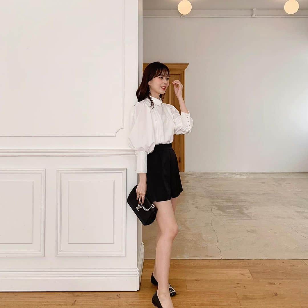 ハンナミのインスタグラム：「ブラウスと合わせても かわいい 🌸  驚くほど沢山お問い合わせいただいて すごく 嬉しいです 😳! 今週 3/19(金)- 発売です ♡」