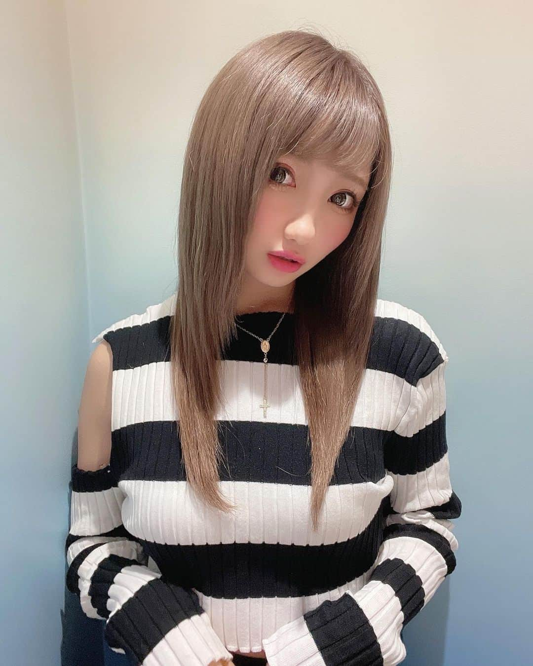 まゆぴちゅーさんのインスタグラム写真 - (まゆぴちゅーInstagram)「New Hair...✂️💓🤍 * * 今回も @revo0126 くんのとこで🥺✨ 素敵な素敵なお色にしてもろた🙈💓！！！ * 『暗くなくてアッシュすぎなくてミルクティー系 で黄色っぽくなくてやわらかい系な色がいい…！』 ってゆー 私のわがままオーダーを見事に叶えてくれた このカラーーーーーっっ🤣🤣🌼✨✨✨✨！ さすがすぎます、、、🙇‍♀️✨ 感謝ですありがとレボくん๐·°(৹˃̵﹏˂̵৹)°·๐🌈 * そしてレボくんの美容院の @sky_resort__official  にある、 “ULTWAトリートメント”が最強すぎてびびるっ。 超絶サラサラ！！！すとんっとぅるんってしてまっせ。 髪の毛綺麗になりたい方は おすすめですぞ🥺✊🤍 ▶︎ @revo0126  * * * #newhair #haircolor #hairstyle #hairsalon  #ミルクティーカラー #ベージュカラー #ベージュ #ミルクティーベージュ #ミルクティーアッシュ  #ストレートヘア #さらさらヘアー #艶髪トリートメント  #艶髪 #ヘアケア #美髪 #モテヘア #渋谷美容院 #渋谷サロン #skyresort #ヘアカラー  #ダイエット #お腹痩せ #くびれ #コルセット」3月15日 20時39分 - mayu_03pichu