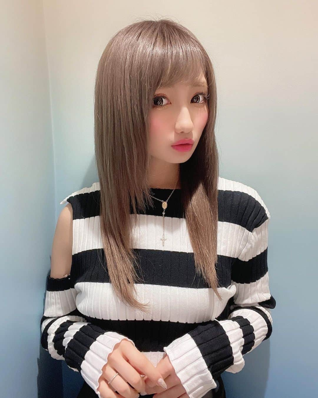 まゆぴちゅーさんのインスタグラム写真 - (まゆぴちゅーInstagram)「New Hair...✂️💓🤍 * * 今回も @revo0126 くんのとこで🥺✨ 素敵な素敵なお色にしてもろた🙈💓！！！ * 『暗くなくてアッシュすぎなくてミルクティー系 で黄色っぽくなくてやわらかい系な色がいい…！』 ってゆー 私のわがままオーダーを見事に叶えてくれた このカラーーーーーっっ🤣🤣🌼✨✨✨✨！ さすがすぎます、、、🙇‍♀️✨ 感謝ですありがとレボくん๐·°(৹˃̵﹏˂̵৹)°·๐🌈 * そしてレボくんの美容院の @sky_resort__official  にある、 “ULTWAトリートメント”が最強すぎてびびるっ。 超絶サラサラ！！！すとんっとぅるんってしてまっせ。 髪の毛綺麗になりたい方は おすすめですぞ🥺✊🤍 ▶︎ @revo0126  * * * #newhair #haircolor #hairstyle #hairsalon  #ミルクティーカラー #ベージュカラー #ベージュ #ミルクティーベージュ #ミルクティーアッシュ  #ストレートヘア #さらさらヘアー #艶髪トリートメント  #艶髪 #ヘアケア #美髪 #モテヘア #渋谷美容院 #渋谷サロン #skyresort #ヘアカラー  #ダイエット #お腹痩せ #くびれ #コルセット」3月15日 20時39分 - mayu_03pichu