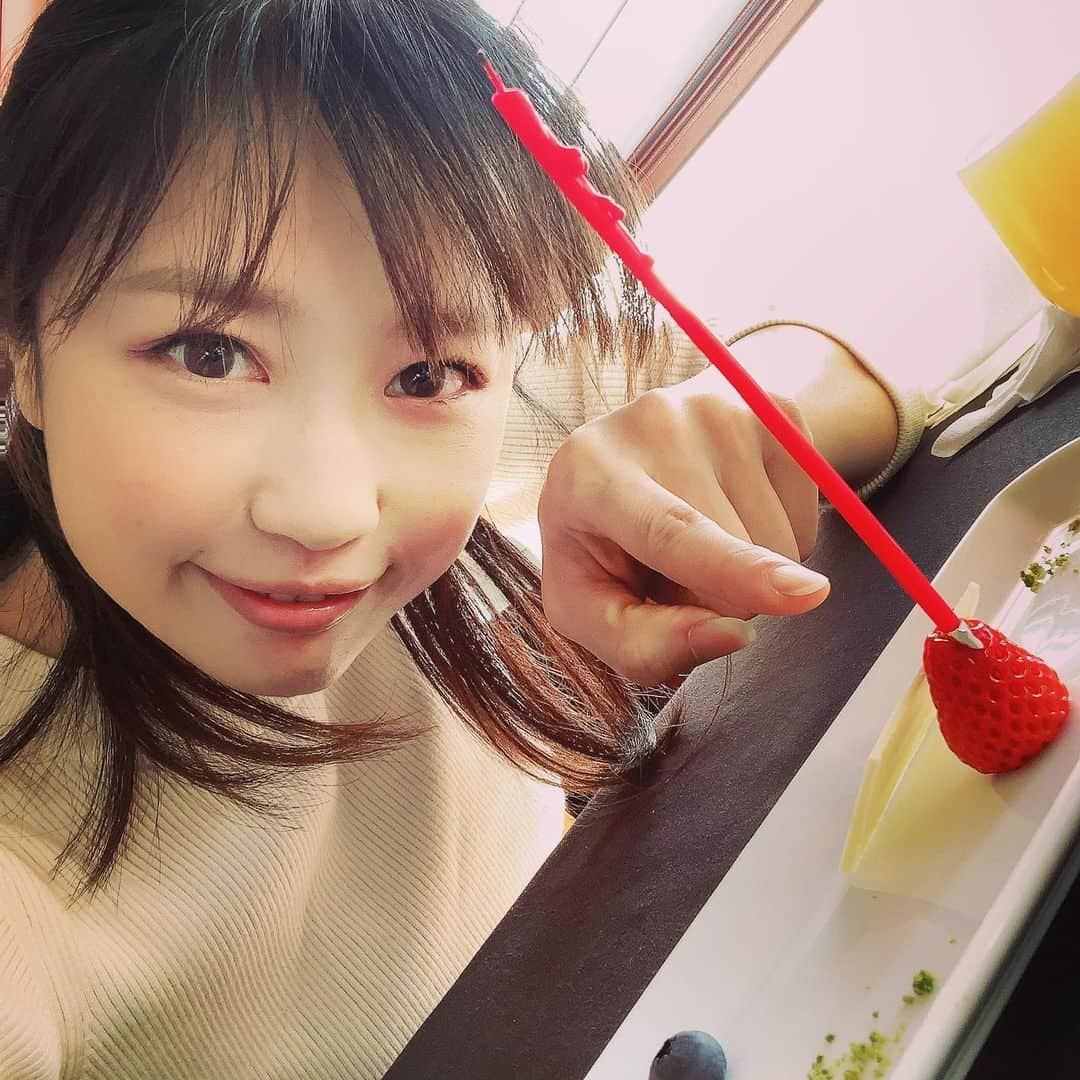 杉田沙緒里のインスタグラム：「こっち自分で撮ったやーつ📸  #HAPPYSAORIDAY  #🍓に🕯  #なんのこっちゃ  #詳しくはTwitterへ」