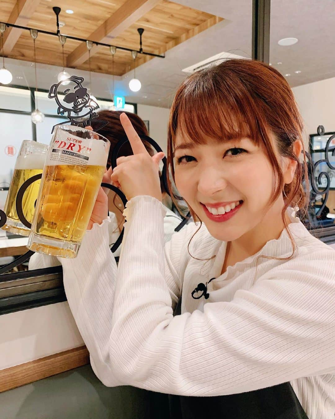 白井奈津さんのインスタグラム写真 - (白井奈津Instagram)「生ビールの美味さ沁み沁みするのを見守ってもらってた🍻🌈  #サングラスをかけたブタちゃんに #海鳴 #ラーメン #U7RI #ゲートタワープラザレストラン街 #3月18日オープン #うまいの極み #CBC #毎週火曜放送 #スーパードライ #アサヒビール #ビール女子」3月15日 20時43分 - shirai_natsu