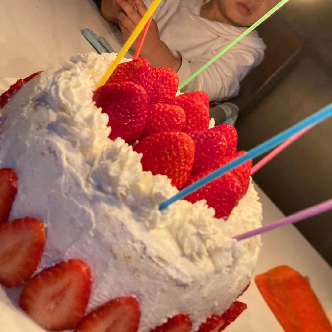 村上友梨さんのインスタグラム写真 - (村上友梨Instagram)「🍰 13日で甥っ子が２歳になりました！ おっきくなった〜🥲👏 いちご大好きな甥っ子ちゃんのために叔母手作りケーキ🎂😋💫💫 ゆりはデコレーションのみ✌︎  これからもすくすく元気に育ちますように♡ いつまでもゆりの癒し…❣️」3月15日 20時45分 - yurimurakami.official