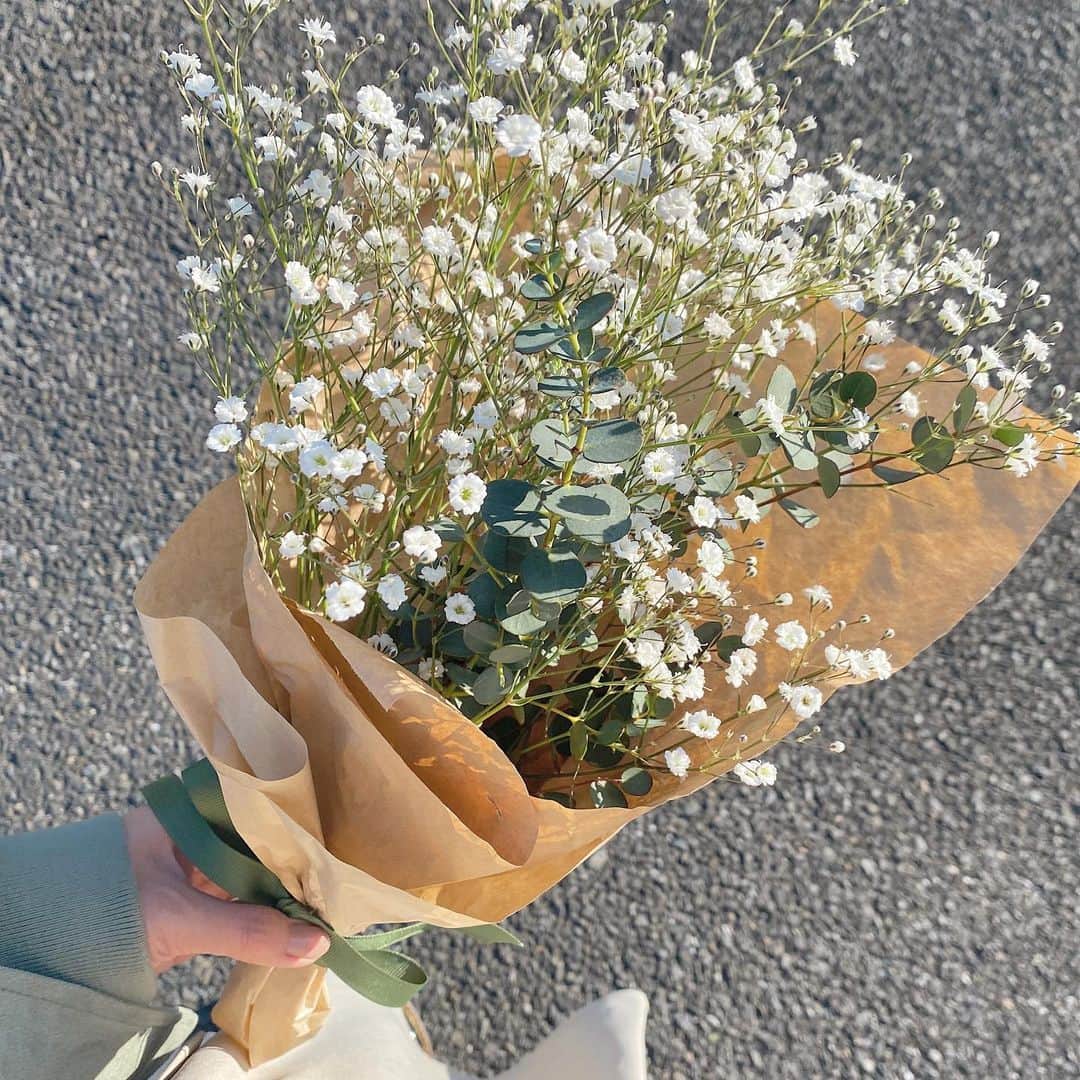 のインスタグラム：「. お花はいつもらっても嬉しいな。 わたしの好きなかすみ草💐 #flower #お花 #花のある暮らし #かすみ草 #花束」