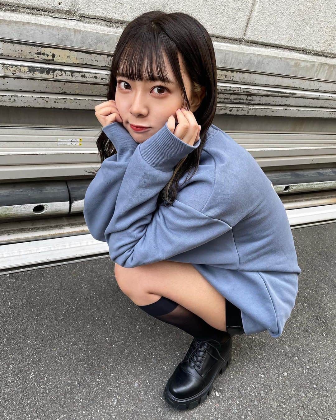 山田寿々のインスタグラム：「﻿ ﻿ 青ちょっと珍し？🥺💙💙﻿ ﻿ 大きめサイズ可愛い…﻿ Lサイズ(´・×・｀)！！﻿ ﻿ ﻿ #vivastudio #redyazel #トレーナー #ootd #イヤリングカラー」
