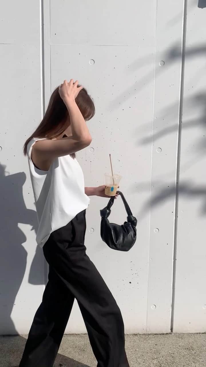 のインスタグラム：「このタンクトップは肩にパットを入れたからペタってならずに二の腕カバーできるんだ😽 20日発売🤍 @leannofficial  #153cmコーデ #低身長コーデ」